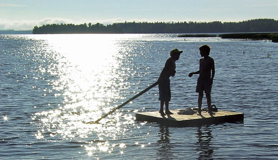 Pojat lautalla aurinkoisena kesäpäivänä (Kuva: Marita Björkström)